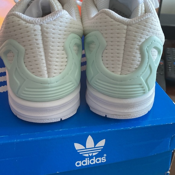 Ladies Adidas Tennis Shoes 9.5 - Picture 5 of 7